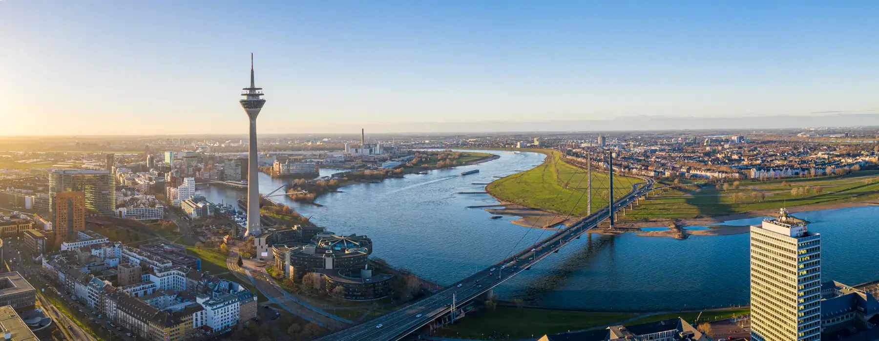 Düsseldorf mit Rheinufer und Fernsehturm